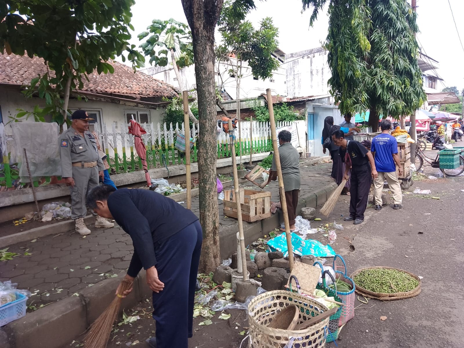 Kerja Bakti Bersama Pengelola Pasar Kutoarjo dan Pedagang Pelataran Jalan Tanjung Anom Kutoarjo