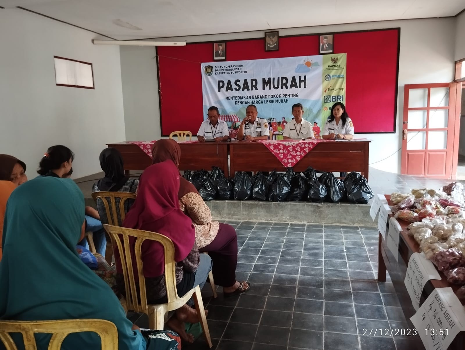 Kegiatan Pasar Murah Dengan Menyediakan Barang Pokok Penting Dengan Harga Lebih Murah 