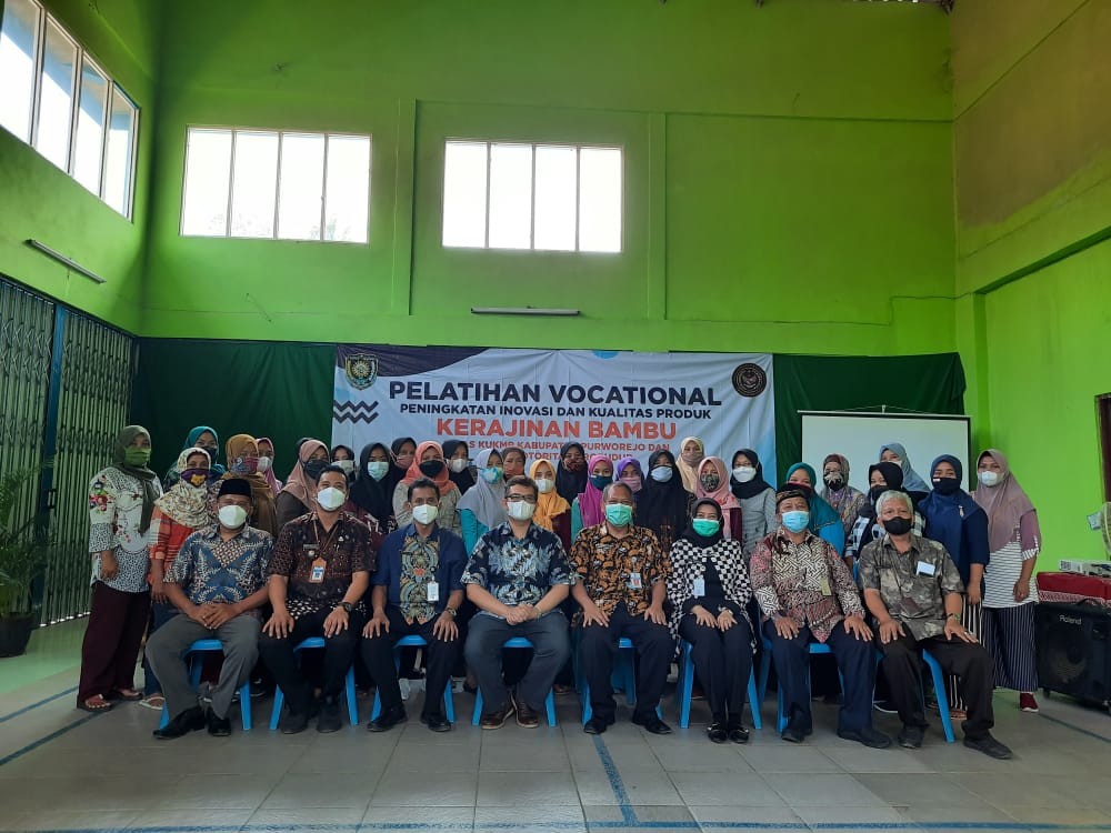 Pelatihan Vocational Peningkatan Inovasi dan Kualitas Produk Kerajinan Bambu