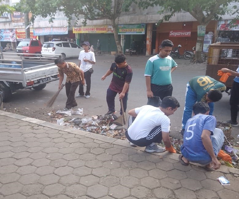 Kegiatan Bakti Sosial Oleh Santri Pondok Pesantren Darul Hikmah Kutoarjo